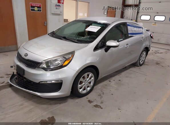 KNADM4A3XH6061075 2017 KIA RIO Серебряный Передняя левая четверть