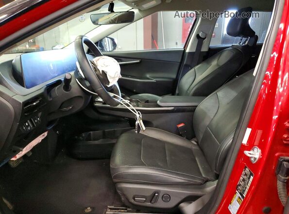 KNDC34LA4P5157320 2023 KIA EV6 Красный Вид салона спереди