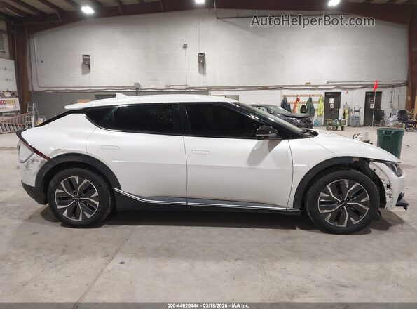 KNDC3DLC7R5210032 2024 KIA EV6 Белый Вид задней части салона