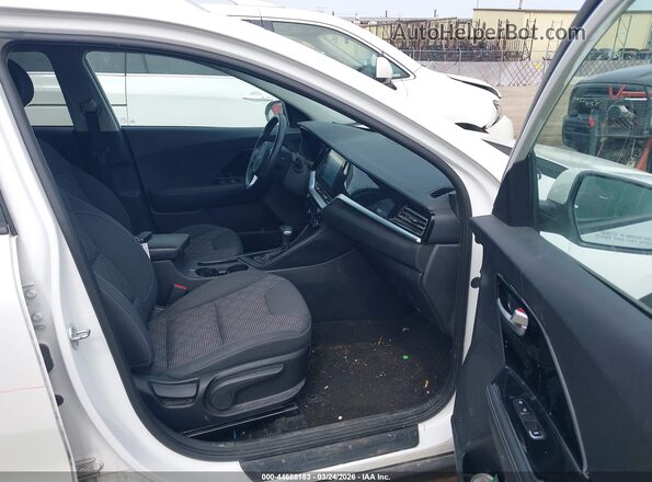 KNDCB3LC9N5549155 2022 KIA NIRO Белый Вид салона спереди