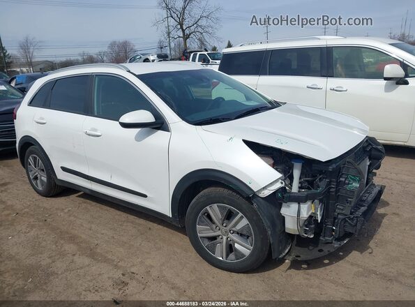 KNDCB3LC9N5549155 2022 KIA NIRO Белый Передняя правая четверть