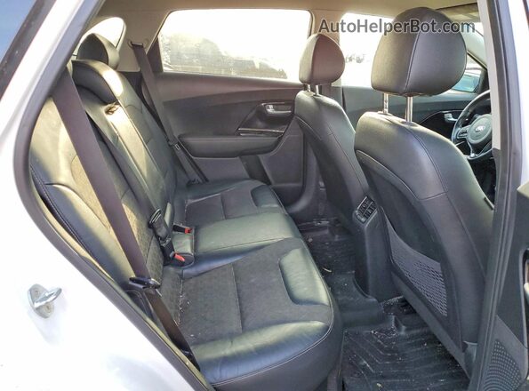 KNDCC3LC6H5052078 2017 KIA NIRO White Вид задньої частини салону