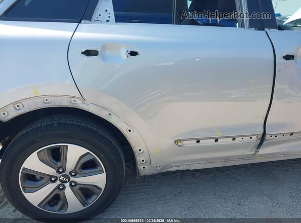 KNDCC3LC8J5124369 2018 KIA NIRO Silver 