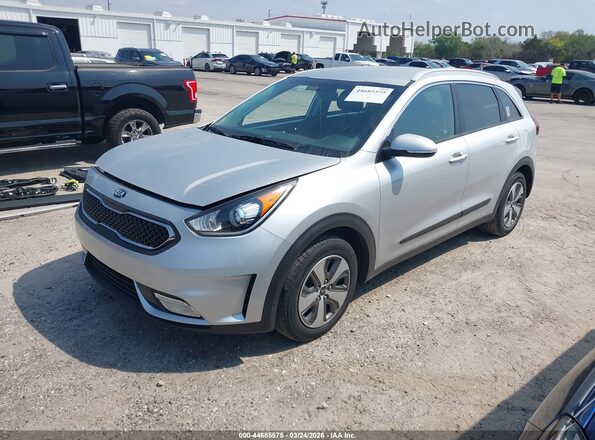 KNDCC3LC8J5124369 2018 KIA NIRO Silver Vista tres cuartos delantera izquierda