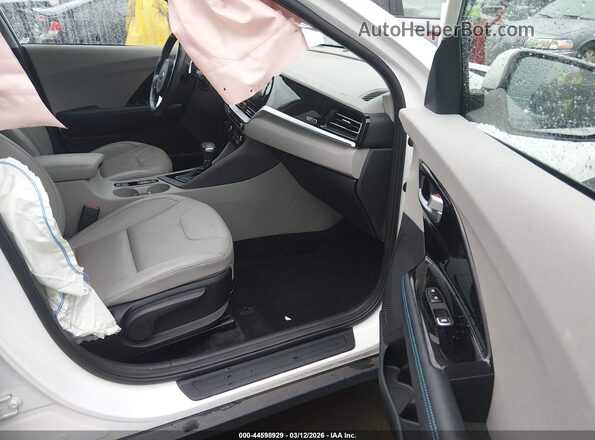 KNDCE3LC2M5484008 2021 KIA NIRO Белый Вид салона спереди