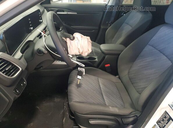 KNDEP2AA8T7881465 2026 KIA SELTOS White Widok wnętrza z przodu