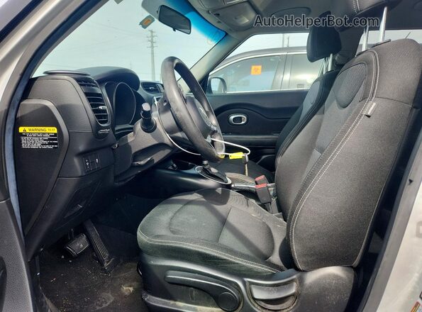 KNDJP3A52H7418865 2017 KIA SOUL Серебряный Вид салона спереди