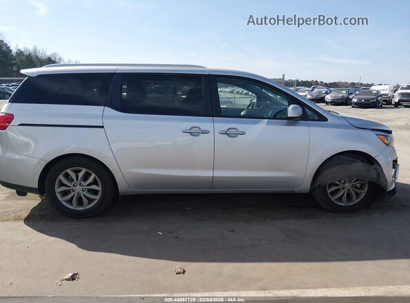 KNDMB5C15K6506114 2019 KIA SEDONA Серебряный Вид задней части салона