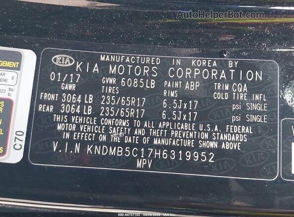KNDMB5C17H6319952 2017 KIA SEDONA Black Vista del compartimento del motor