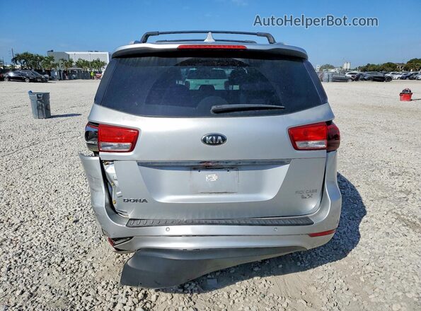 KNDMB5C1XG6179796 2016 KIA SEDONA Серебряный Вид сзади