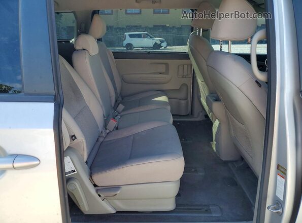 KNDMB5C1XG6179796 2016 KIA SEDONA Серебряный Вид задней части салона