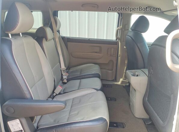 KNDMB5C1XH6267717 2017 KIA SEDONA Серебряный Вид задней части салона
