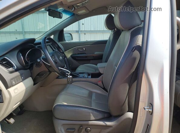 KNDMB5C1XH6267717 2017 KIA SEDONA Серебряный Вид салона спереди