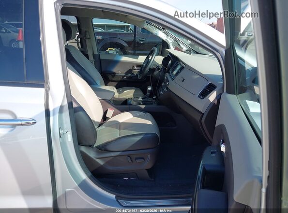 KNDME5C12H6273048 2017 KIA SEDONA Серебряный Вид салона спереди