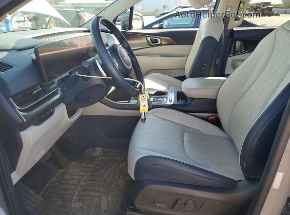 KNDNE5KA8S6079024 2025 KIA CARNIVAL Серый Вид салона спереди
