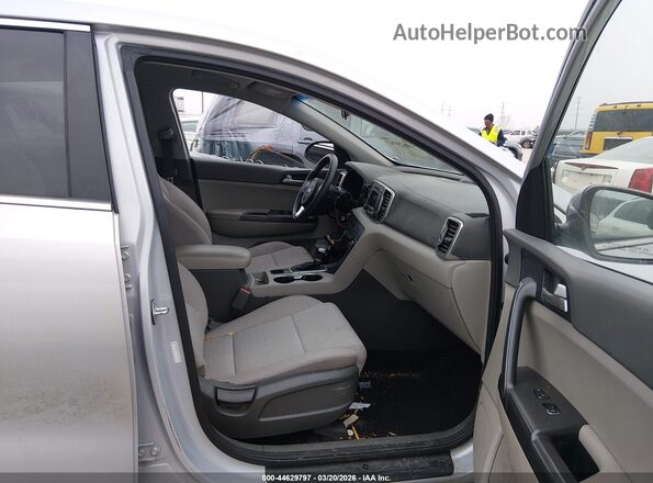 KNDPM3AC4J7382913 2018 KIA SPORTAGE Серебряный Вид салона спереди