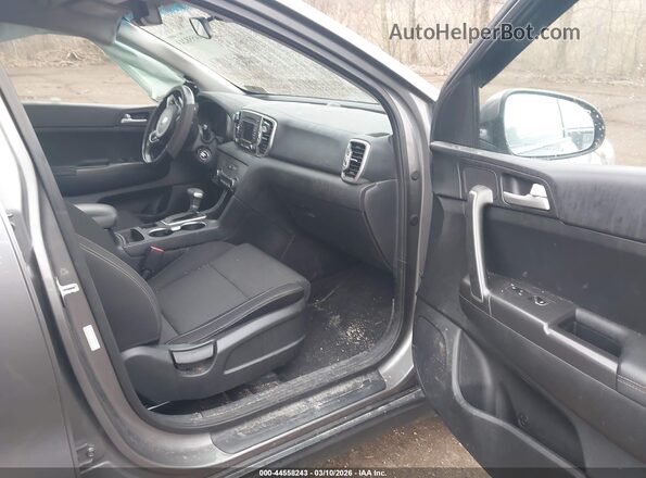 KNDPMCAC0J7421321 2018 KIA SPORTAGE Серый Вид салона спереди