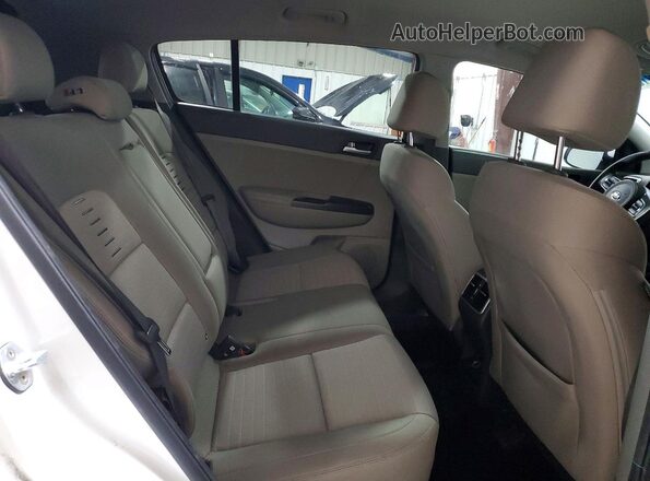 KNDPMCAC3J7396141 2018 KIA SPORTAGE Белый Вид задней части салона