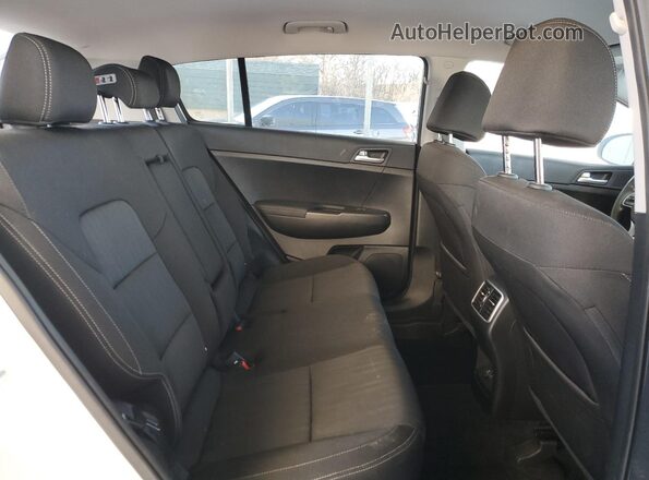 KNDPMCAC3K7609350 2019 KIA SPORTAGE Белый Вид задней части салона