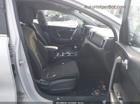 KNDPMCAC5J7448787 2018 KIA SPORTAGE Серебряный Вид салона спереди