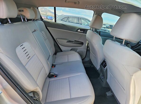 KNDPMCAC6K7566929 2019 KIA SPORTAGE Silver Вид задньої частини салону