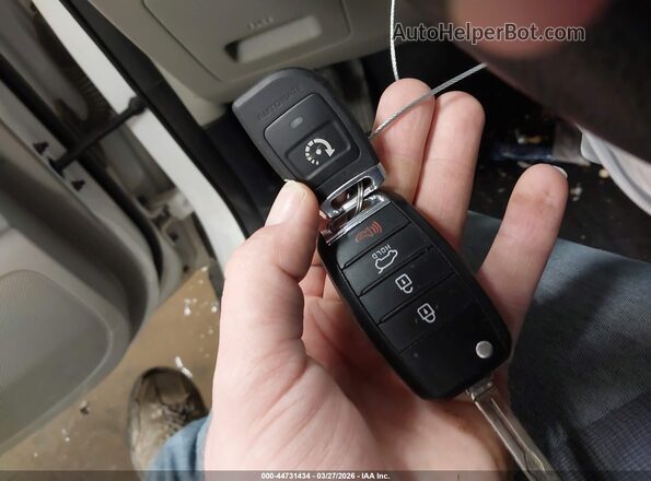 KNDPMCAC6L7683301 2020 KIA SPORTAGE Белый Вид панели приборов