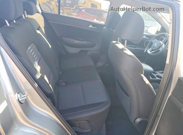 KNDPMCAC6N7026128 2022 KIA SPORTAGE Серебряный Вид задней части салона