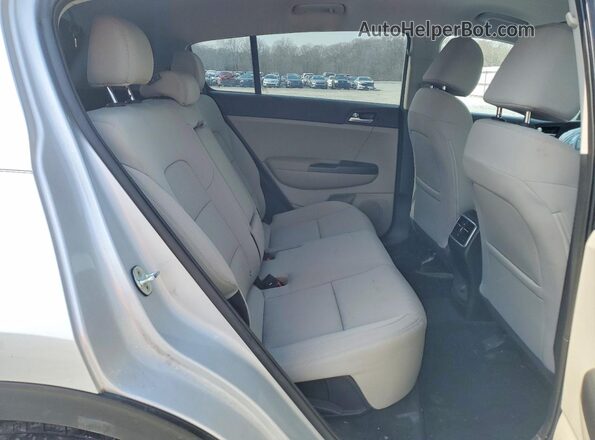 KNDPMCAC6N7968051 2022 KIA SPORTAGE Silver Widok wnętrza z tyłu