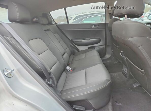 KNDPMCAC9H7155629 2017 KIA SPORTAGE Серебряный Вид задней части салона