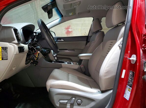 KNDPMCAC9J7318558 2018 KIA SPORTAGE Красный Вид салона спереди