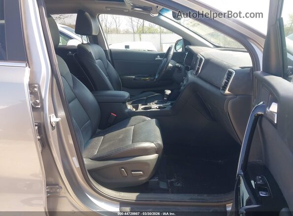 KNDPNCAC2K7567492 2019 KIA SPORTAGE Серебряный Вид салона спереди