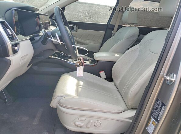 KNDRKDLG8P5209324 2023 KIA SORENTO Серебряный Вид салона спереди