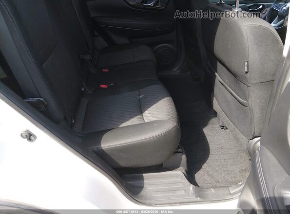 KNMAT2MV4JP592136 2018 NISSAN ROGUE White Widok naklejki z numerem VIN