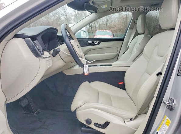 LYV102RL6KB232363 2019 VOLVO XC60 Серебряный Вид салона спереди