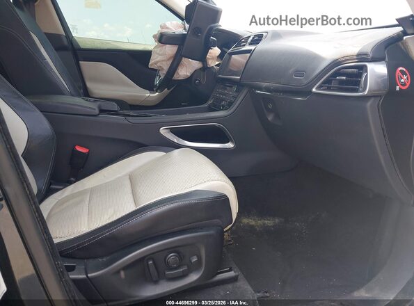 SADCL2BV9HA046980 2017 JAGUAR F-PACE Черный Вид салона спереди