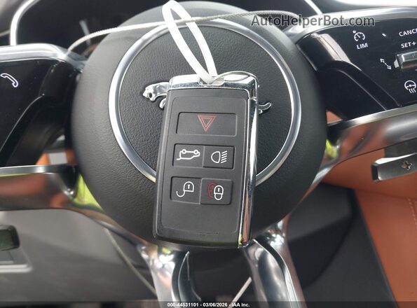 SADCT2EX4SA752792 2025 JAGUAR F-PACE White Dashboard view