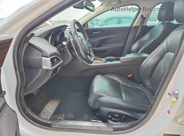 SAJAH4BV4HA949099 2017 JAGUAR XF Белый Вид салона спереди