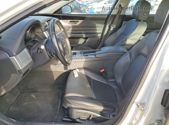 SAJBR4BV0HCY46610 2017 JAGUAR XF Белый Вид салона спереди