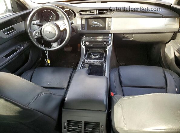 SAJBR4BV0HCY46610 2017 JAGUAR XF Белый Вид панели приборов