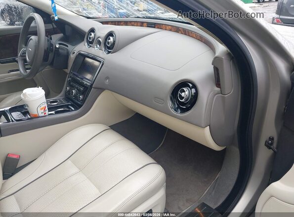 SAJWA1CE8GMW00581 2016 JAGUAR XJ Beige Widok wnętrza z przodu