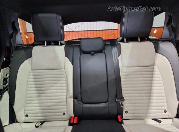 SALCL2FX9SH364838 2025 LAND ROVER DISCOVERY Red Rear seats view