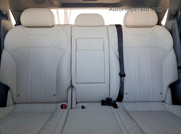 SJAAC2ZV0JC022698 2018 BENTLEY BENTAYGA Green Widok tylnych siedzeń