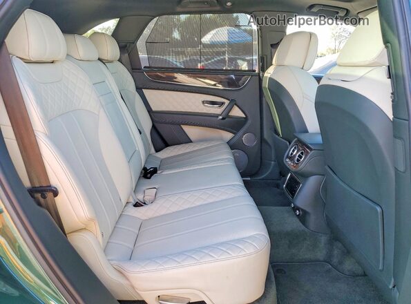SJAAC2ZV0JC022698 2018 BENTLEY BENTAYGA Green Widok wnętrza z tyłu