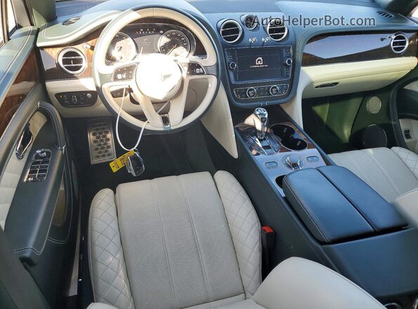 SJAAC2ZV0JC022698 2018 BENTLEY BENTAYGA Green Widok deski rozdzielczej