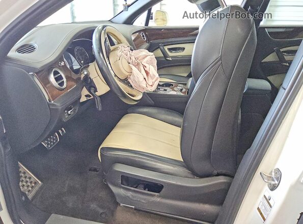 SJAAC2ZV8HC015170 2017 BENTLEY BENTAYGA Белый Вид салона спереди