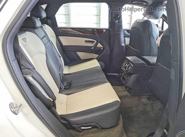 SJAAC2ZV8HC015170 2017 BENTLEY BENTAYGA Белый Вид задних сидений