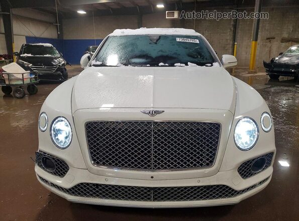 SJAAC4ZV5JC020618 2018 BENTLEY BENTAYGA Белый Вид спереди
