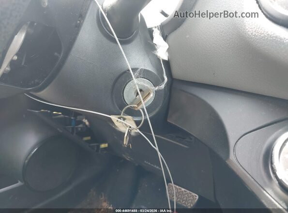 VNKKTUD39HA085848 2017 TOYOTA YARIS Красный Вид панели приборов