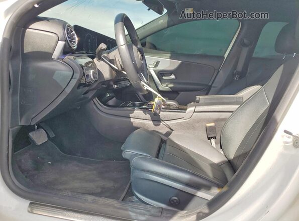 W1K3G4EB1NJ341814 2022 MERCEDES-BENZ A Белый Вид салона спереди