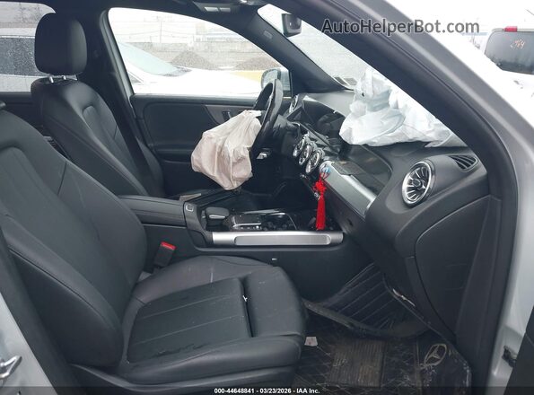 W1N4M4HB4PW317671 2023 MERCEDES-BENZ GLB-CLASS Серебряный Вид салона спереди